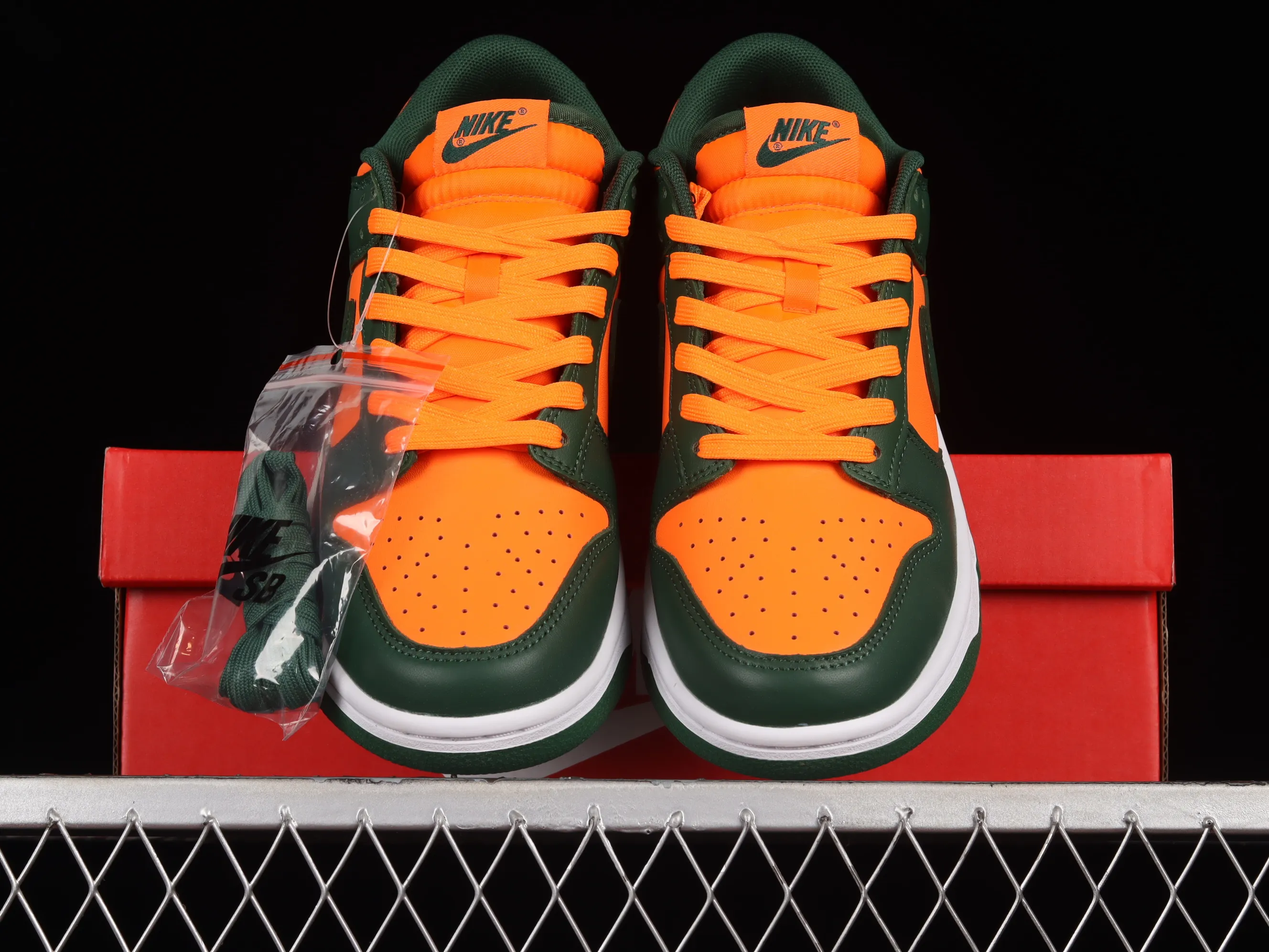 All Categories Nk SB Dunk Series Nk SB Dunk Low Low-top sneakers Nk SB Dunk Low "Miami Hurricanes" Orange-green SB low-top casual sneakers DD1391-300